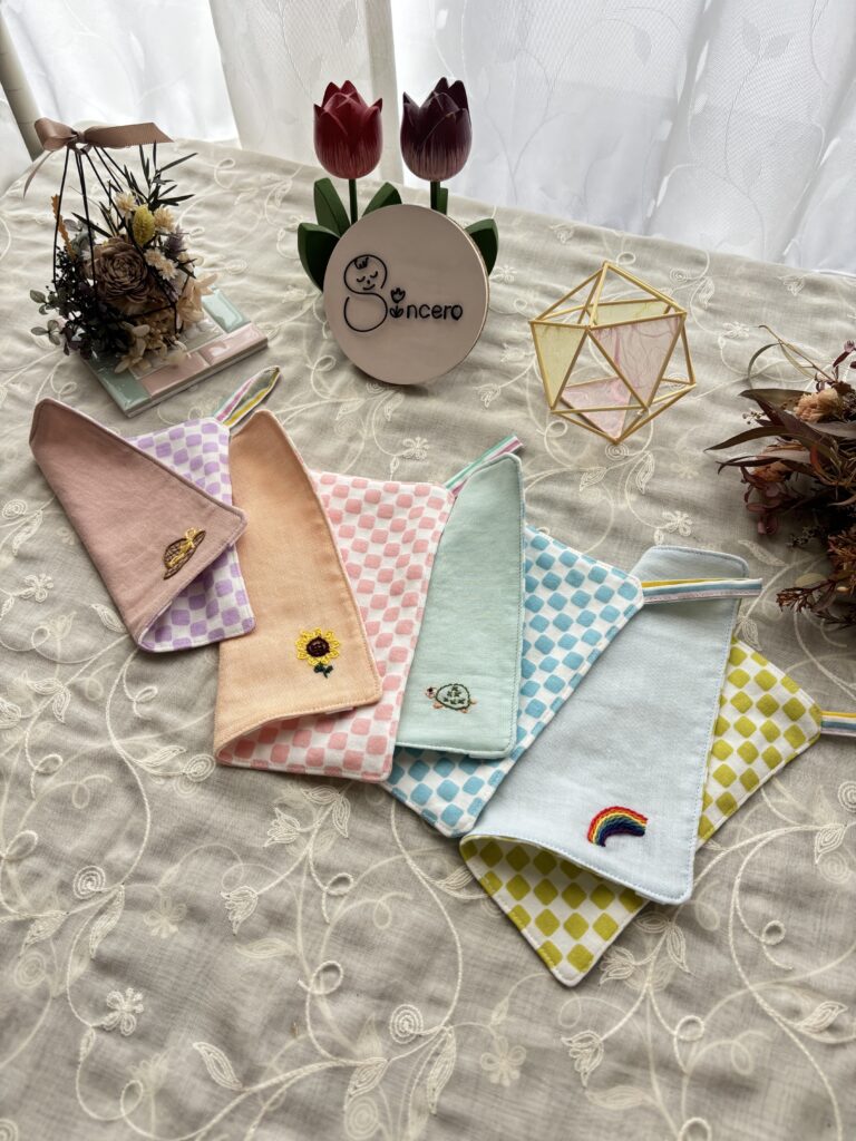 ループ付き刺繍入りミニハンカチ